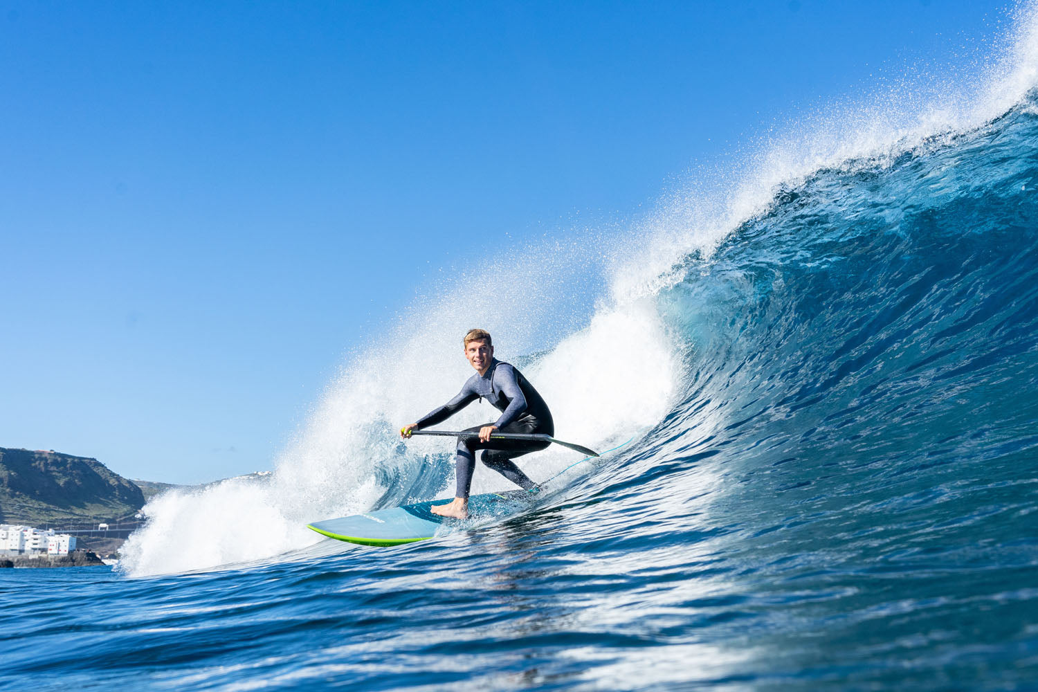 PHOTO: PEELING WAVE ON THE ALLEY