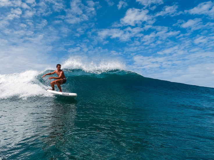 PHOTO: SURFING AN INFLATABLE BOARD!