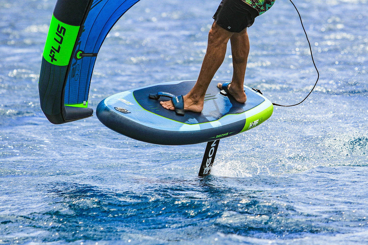 Planche à voile iQFoil. Hélène Noesmoen au pied du podium d'un Planche à voile iQFoil. Hélène Noesmoen au pied du podium d'un