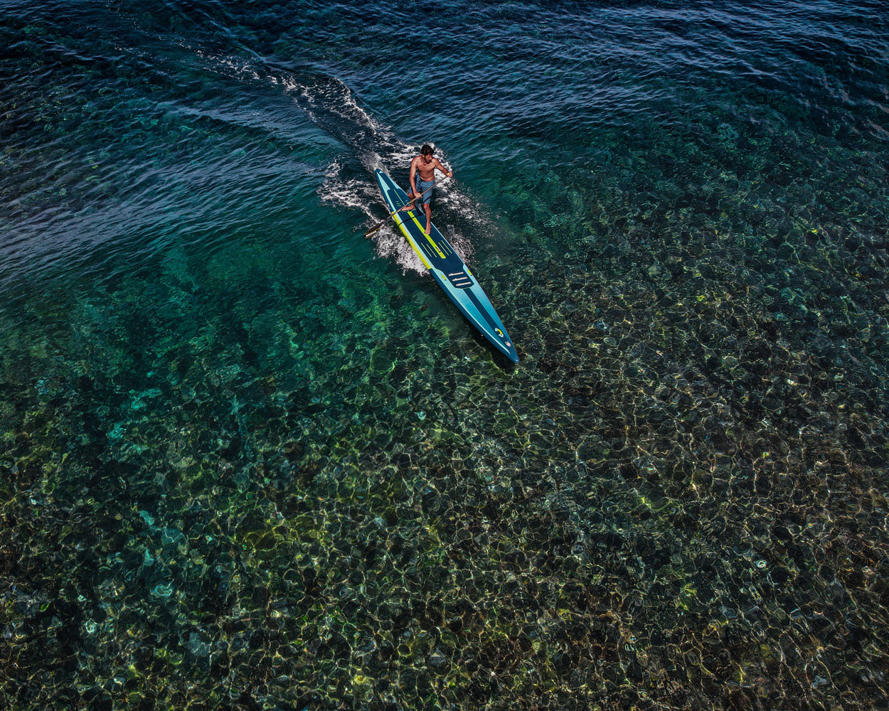 PHOTO: SURFING WITH AN 18 FEET BOARD!