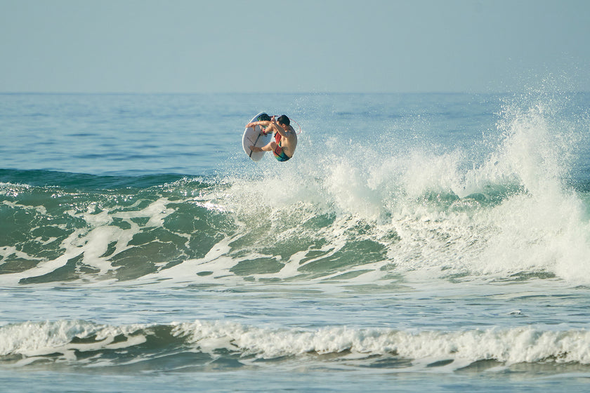 PHOTO : aerial surfing !!!