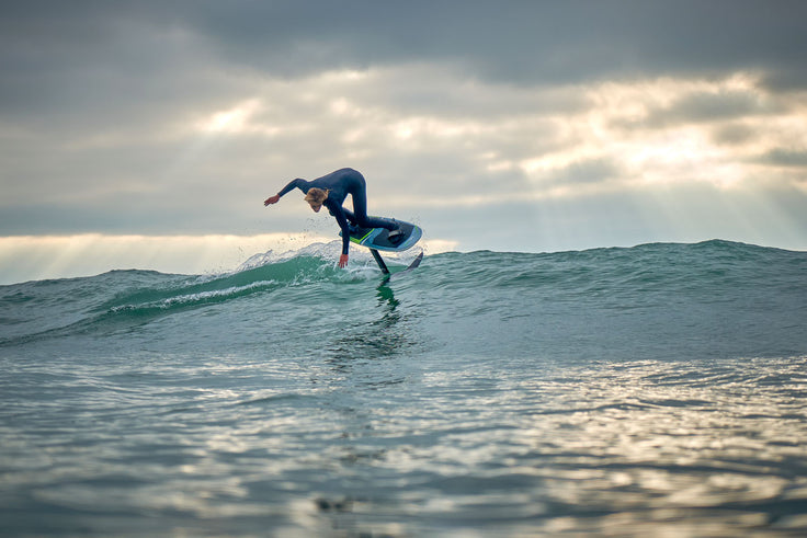 PHOTO: CONTRASTS IN SURF FOILING!