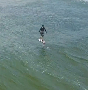 Surf foiling with Béryl