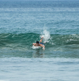 prendre une vague en surf