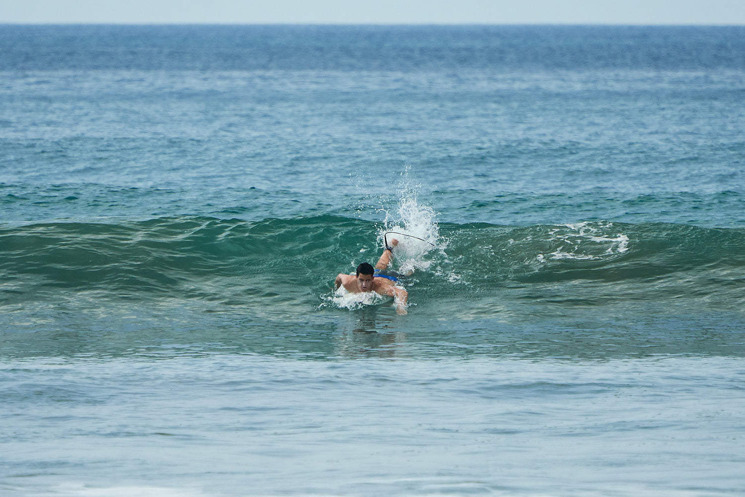 Prendre une vague en surf