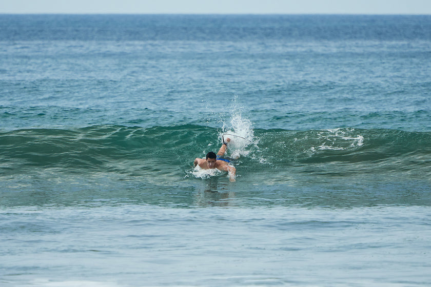 Prendre une vague en surf