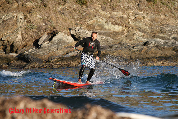 STYLE : fin first on mini waves