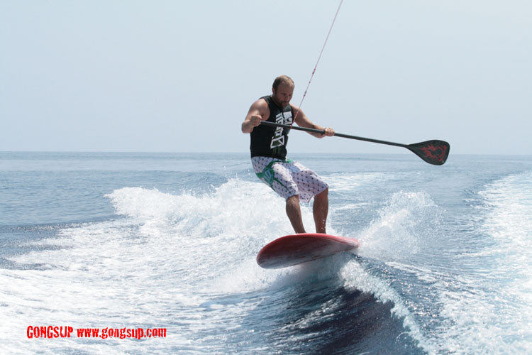 MOVE : tiny floater behind a boat !!!