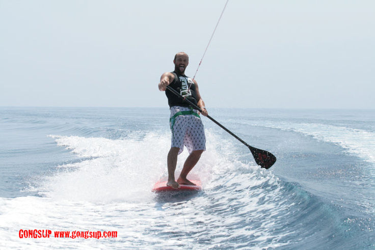 MOVE : hang five behind a boat !