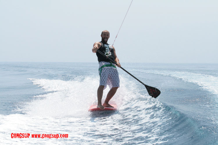 MOVE : hang five behind a boat !