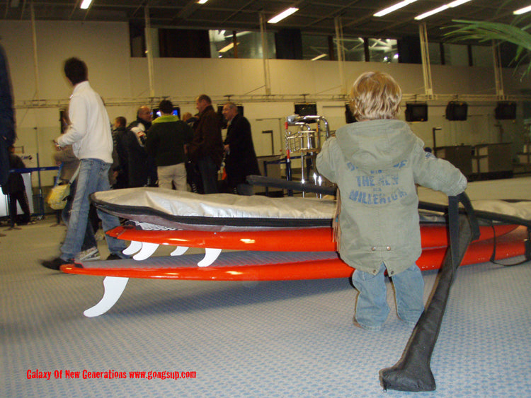 PHOTO : Malo waiting for the flight...