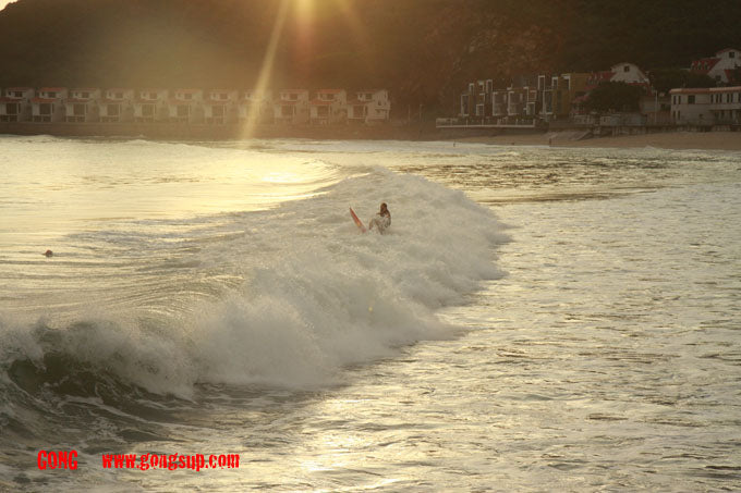 PHOTOS : l'Ours en trip surf en Chine !!!