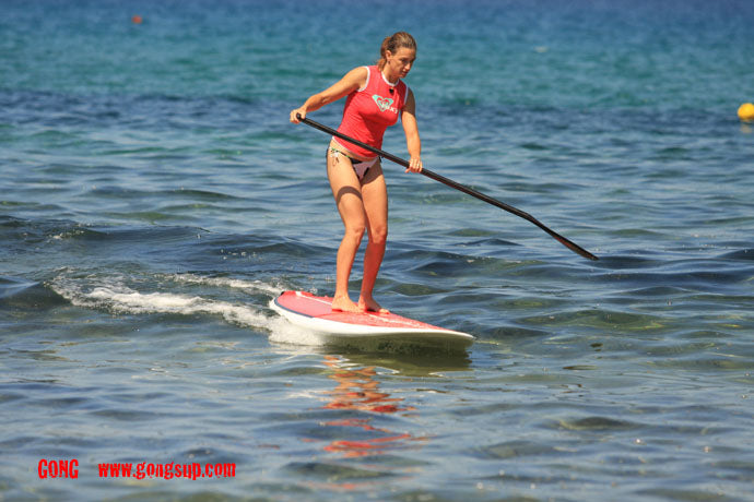 PHOTO : no waves but she surfs !!!