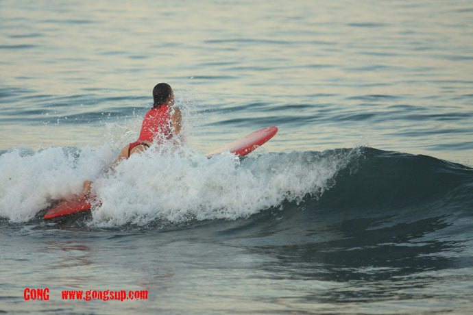 SESSION : girl on the Incredible Ten GONG Longboard !!!