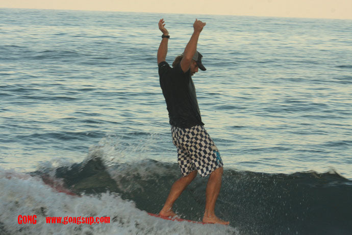 PHOTO : l'Ours on the Incredible Ten GONG on small waves !!!