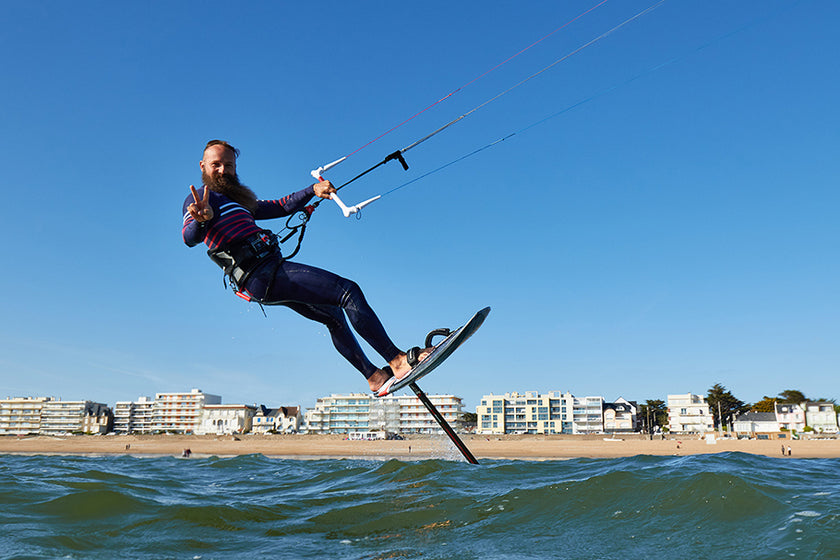 PHOTO : kite foiling makes happy !!!