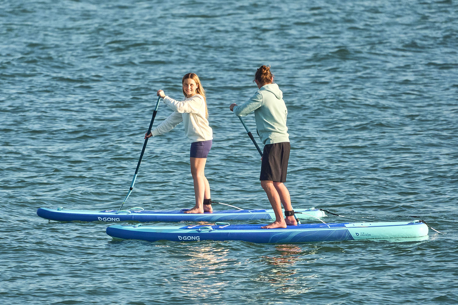 SESSION: AS SIMPLE AS A RELAXING CRUISE ON STAND-UP PADDLEBOARDS!