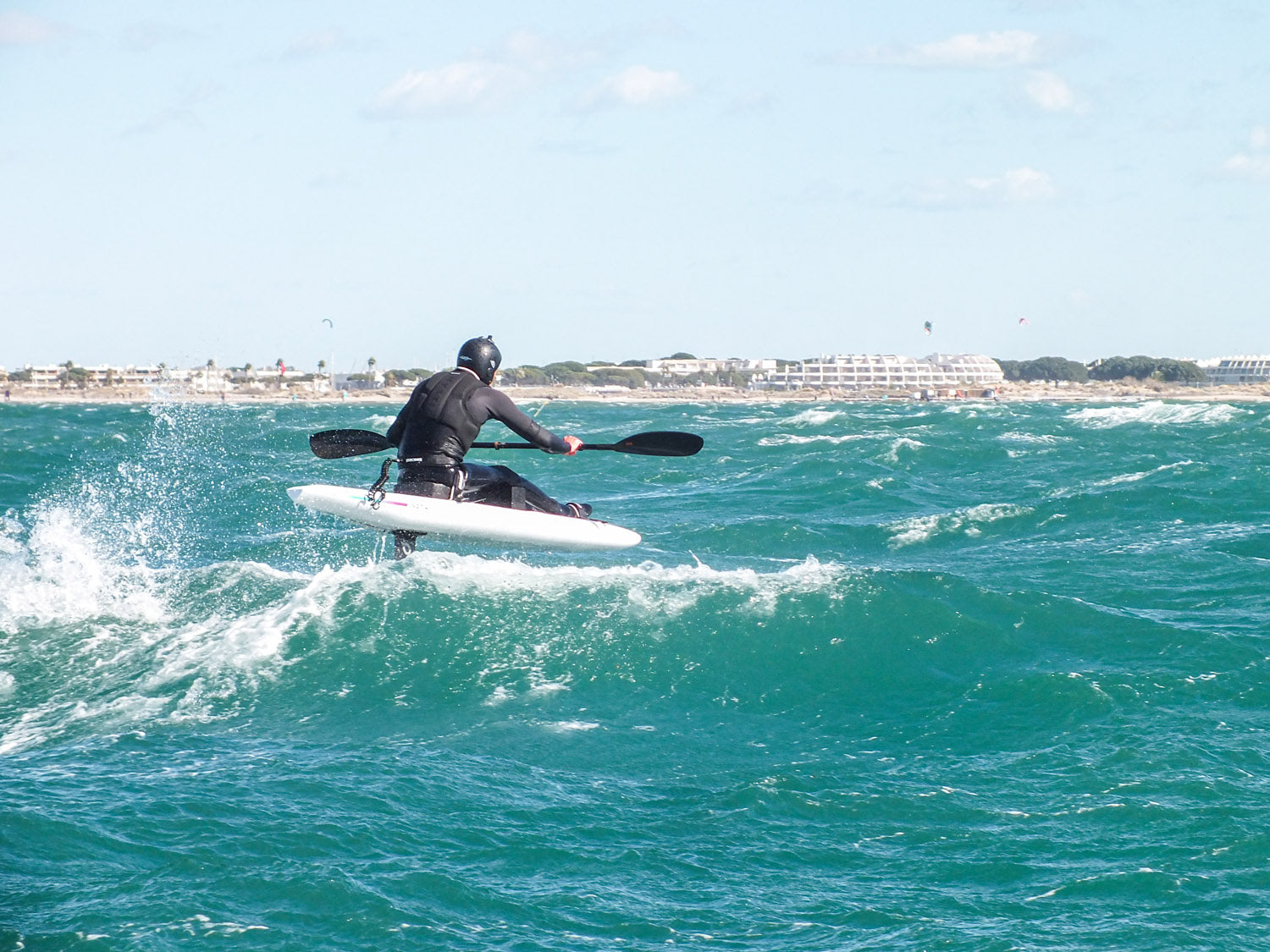 TEAM NEWS : GUILLAUME COLIN OUVRE UNE NOUVELLE VOIE EN SUP FOIL DOWNWIND !
