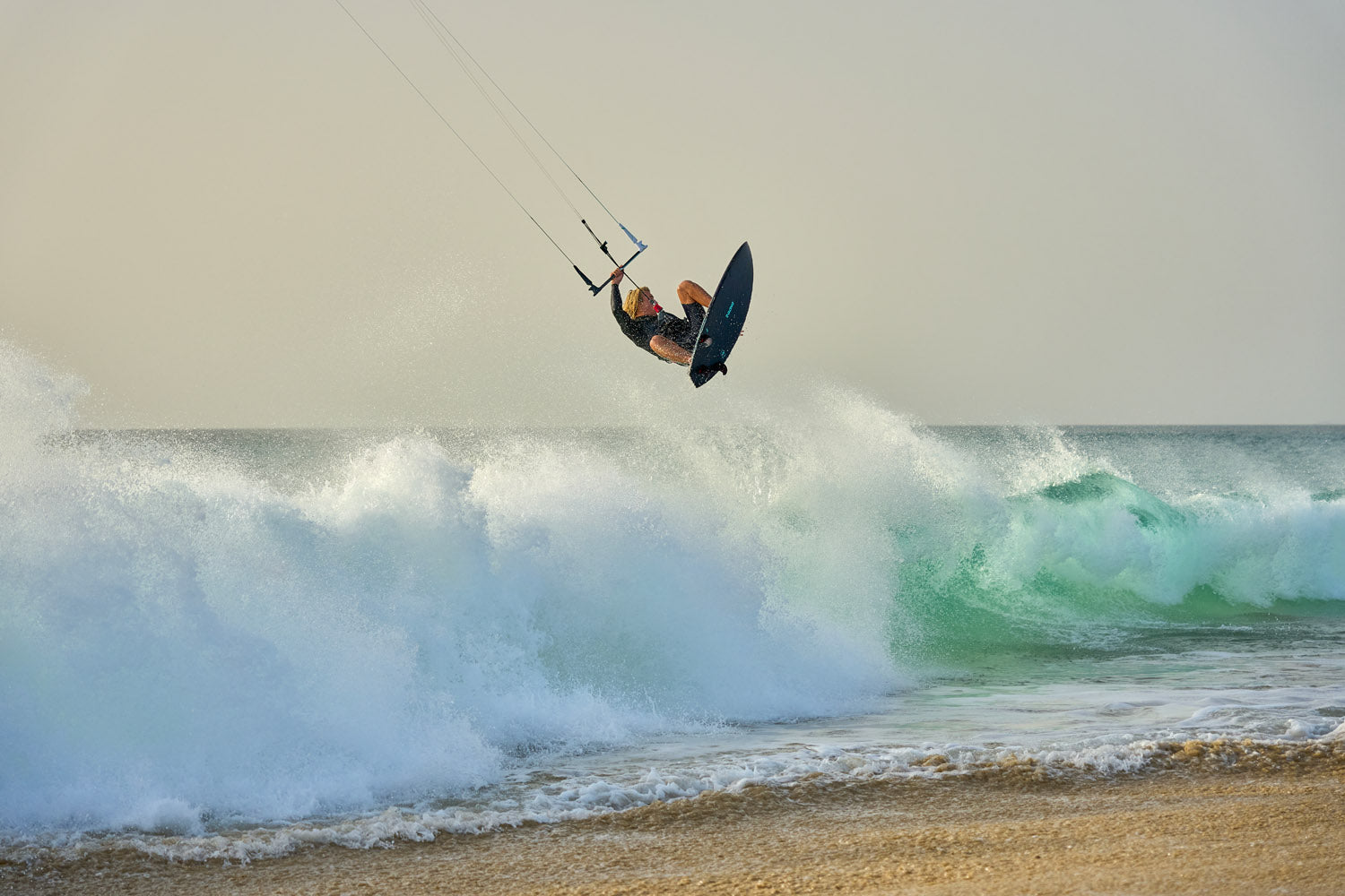 SESSION : SURFER LE SHOREBREAK EN KITE ?