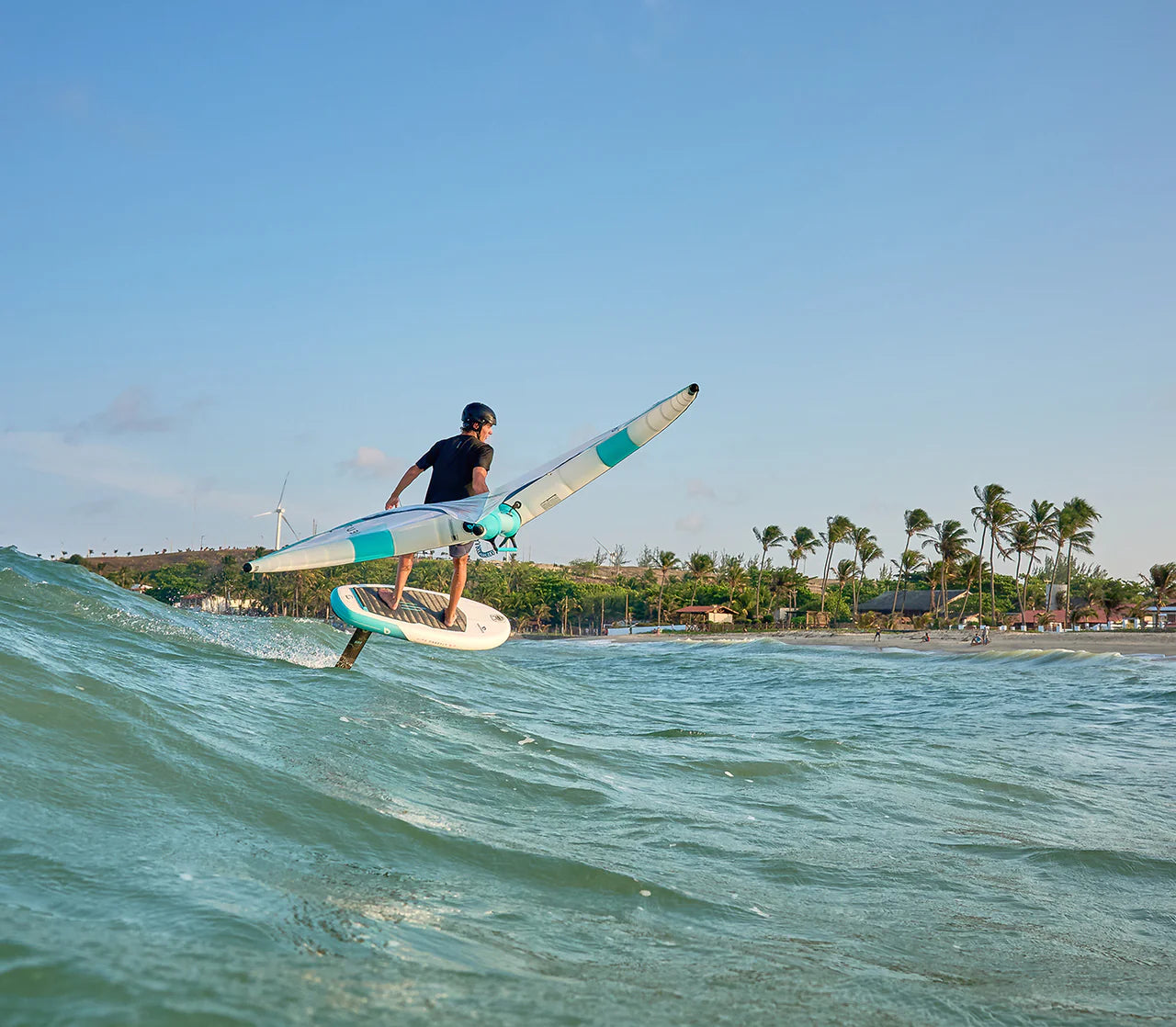GEAR: STRAPLESS WING FOILING ON THE HIPE FREE FLY - GONG Galaxy
