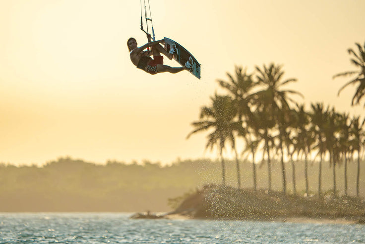 SESSION: A CHILL KITESURF SESSION UNDER THE SUNSET!