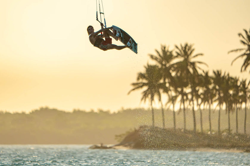 SESSION: A CHILL KITESURF SESSION UNDER THE SUNSET!