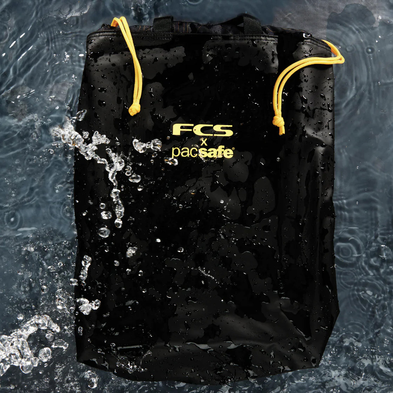 FCS | X Pacsafe Day Mission Pack 28L