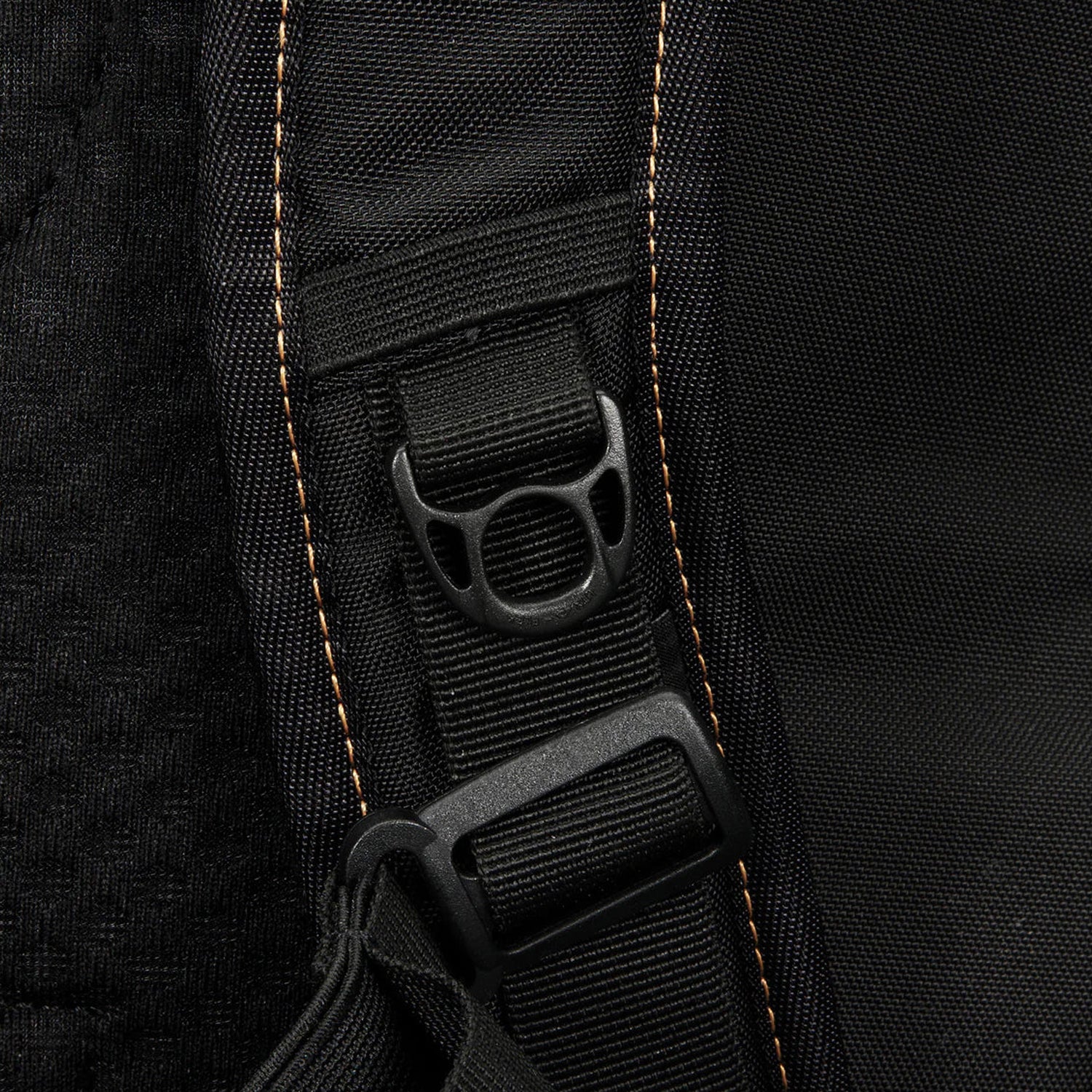 FCS | X Pacsafe Day Mission Pack 28L