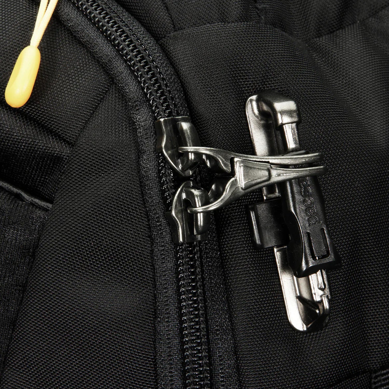 FCS | X Pacsafe Day Mission Pack 28L