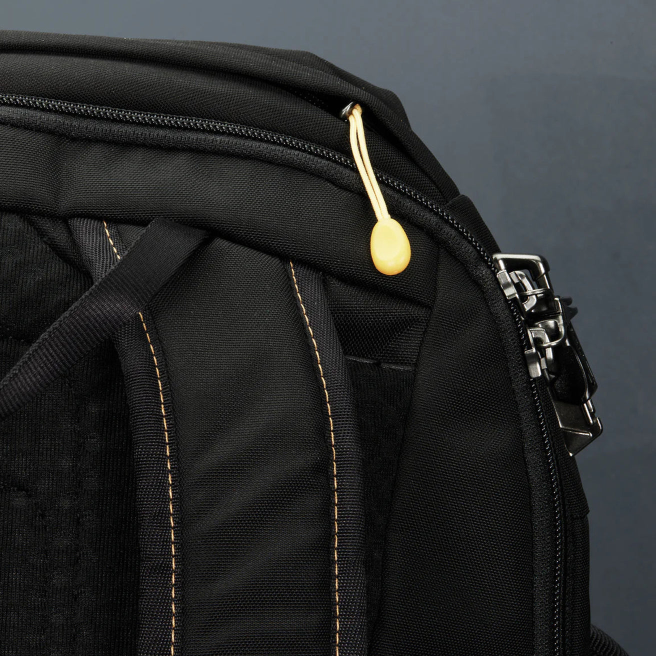 FCS | X Pacsafe Day Mission Pack 28L