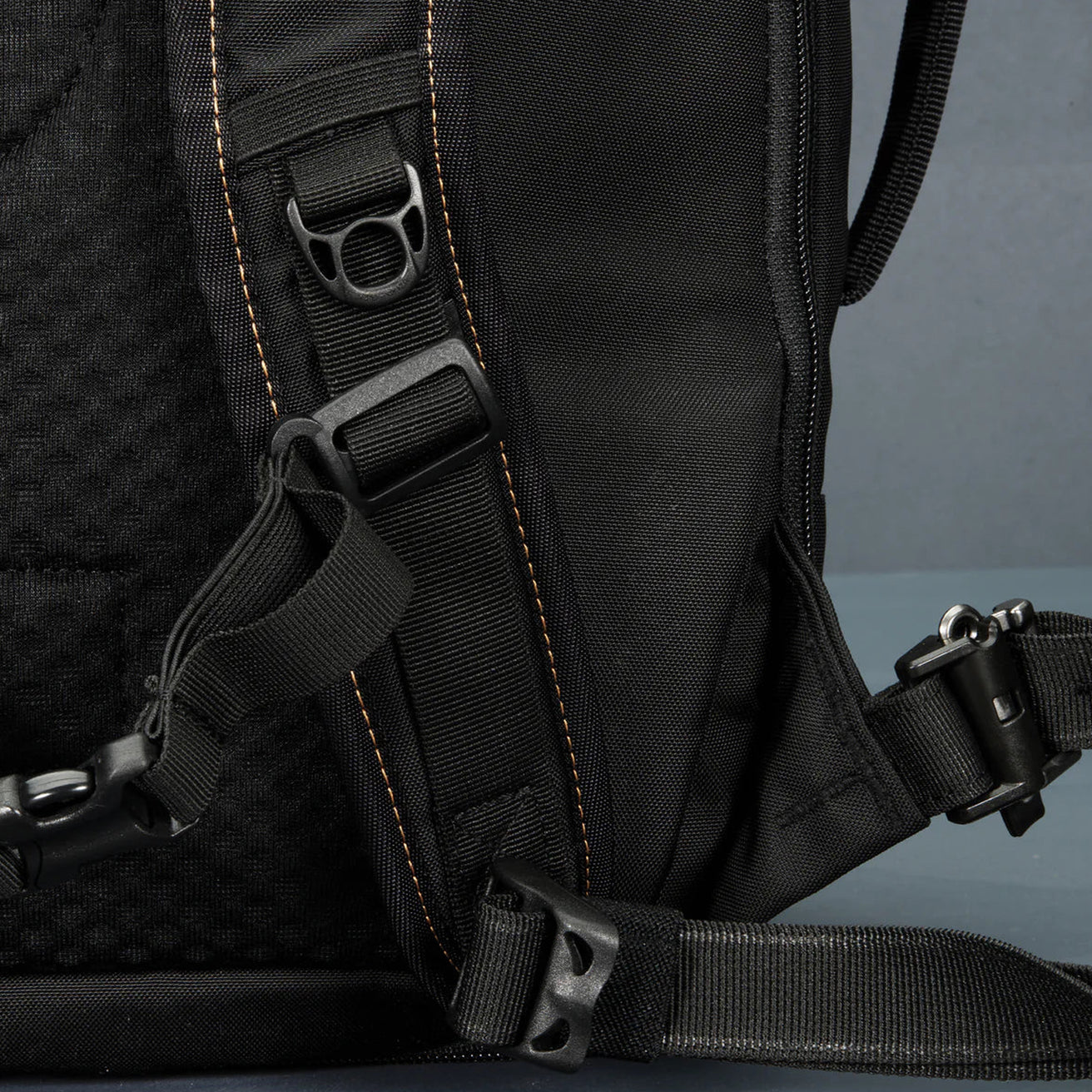 FCS | X Pacsafe Roam Day Pack 25L