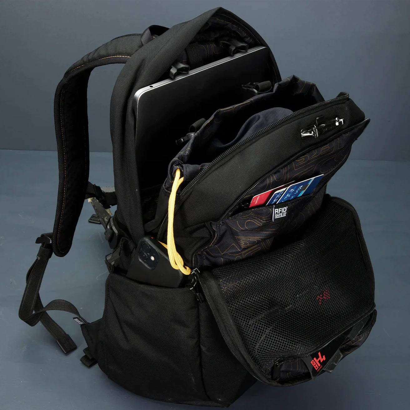 FCS | X Pacsafe Roam Day Pack 25L